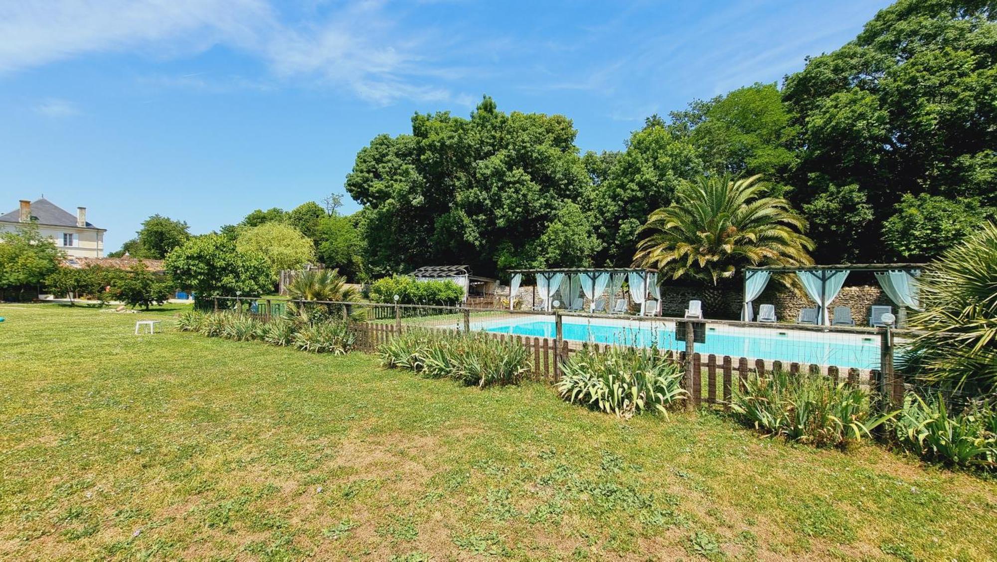 Domaine De Rochebonne Vila Saint-Just-Luzac Exterior foto